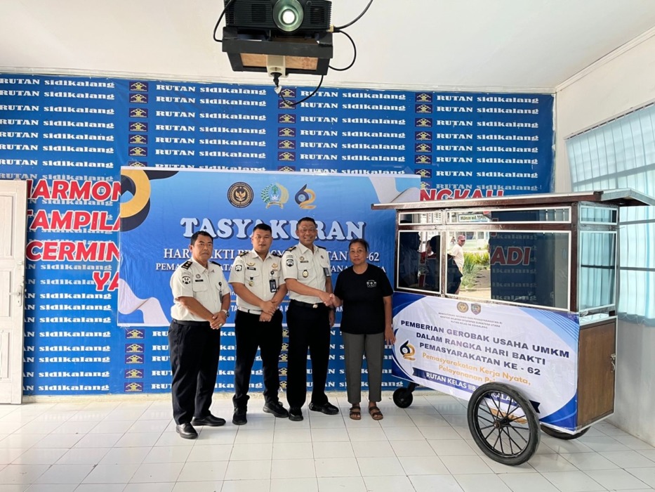 SALURKAN: Rutan Kelas IIB Sidikalang salurkan bantuan gerobak kepada salahsatu pelaku UMKM saat peringati HBP ke-62 tahun 2026, Senin (27/4) (istimewa).