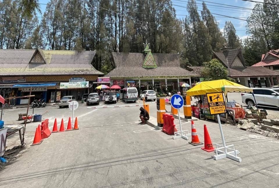 GATE: Pemkab Karo memasang gate parkir otomatis di lokasi wisata.