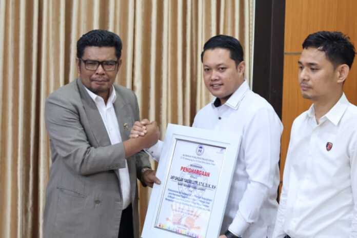 PENGHARGAAN: Kapolres Langkat AKBP David Triyo Prasojo dan Kasat Reskrim, AKP Ghulam Yanuar Lutfi saat menerima penghargaan dari Komnas PA. (Istimewa/Sumut Pos)