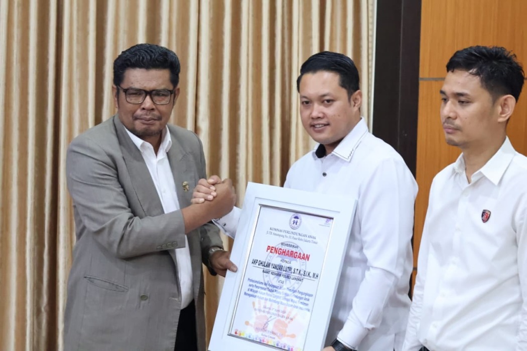 PENGHARGAAN: Kapolres Langkat AKBP David Triyo Prasojo dan Kasat Reskrim, AKP Ghulam Yanuar Lutfi saat menerima penghargaan dari Komnas PA. (Istimewa/Sumut Pos)
