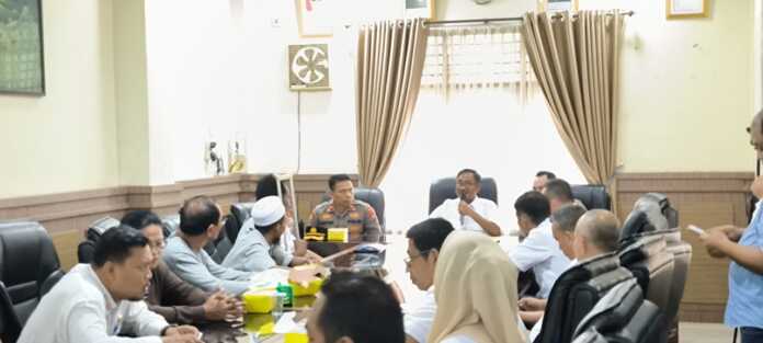 BERDIALOG: Wali Kota Binjai Amir Hamzah saat berdialog dengan perwakilan PKL dari Jalan Bandung, Jalan Olahraga dan Jalan Sudirman. (Teddy Akbari/Sumut Pos)