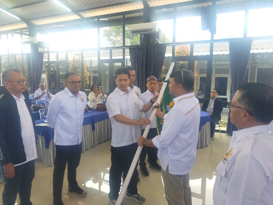PATAKA: Ketua KADIN Sumut Firsal Ferial Mutyara menyerahkan bendera pataka kepada Ketua KADIN Dairi David PNS Tambunan saat pelantikan, Rabu (29/4).RUDY SITANGGANG/SUMUT POS.