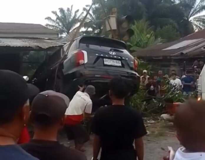 DITABRAK: Rumah yang ditabrak mobil Hyundai Palisade di Jalan Perintis Kemerdekaan, Kelurahan Cengkehturi, Binjai Utara.(Teddy Akbari/Sumut Pos)