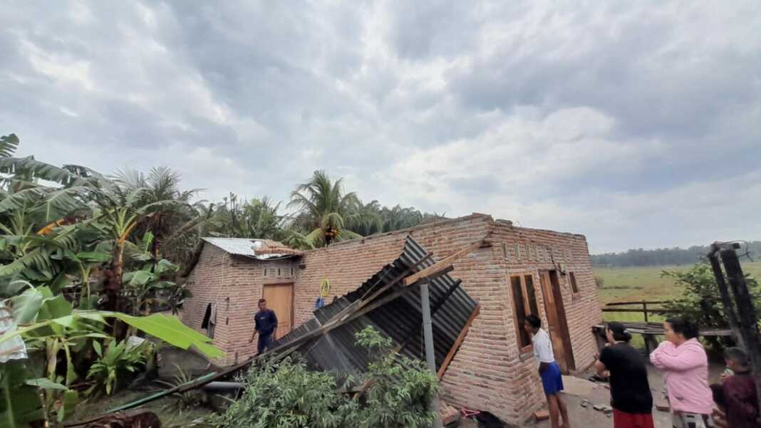 RUSAK: Rumah warga di Kecamatan Pagarmerbau rusak akibat angin puting beliung, Senin (30/3).
