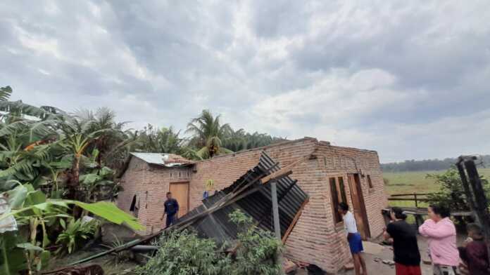 RUSAK: Rumah warga di Kecamatan Pagarmerbau rusak akibat angin puting beliung, Senin (30/3).