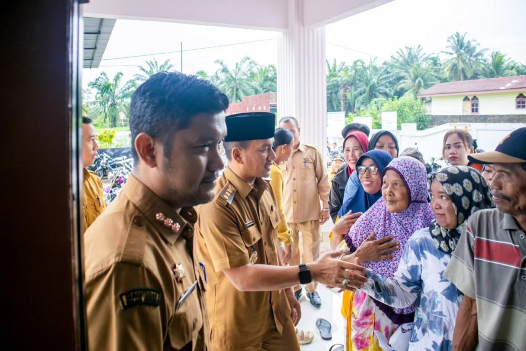 BERSAMA: Wali Kota Tebingtinggi Iman Irdian Saragih bersama Camat Bajenis Ari Miranda saat menyalurkan bantuan kepada warga di Kecamatan Bajenis, (31/3) Azan Purba /Sumut pos.