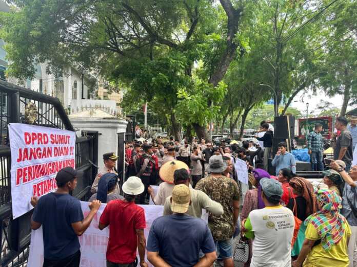 DEMO: Puluhan petani bawang asal Kabupaten Tanah Karo menggelar aksi unjuk rasa di depan Gedung DPRD Sumatera Utara, Selasa (31/3/2026).