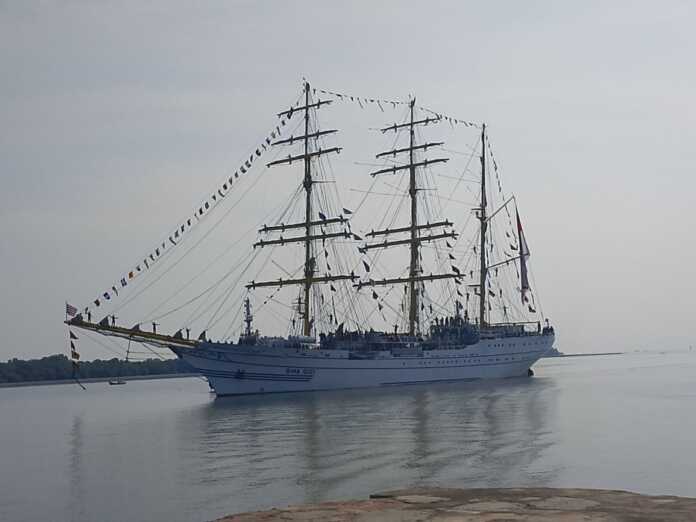 KRI Bima Suci BERSANDAR: Kapal latih kebanggaan TNI Angkatan Laut, KRI Bima Suci, tiba dan sandar di Pelabuhan Ujung Baru Belawan, Minggu (5/4/2026).