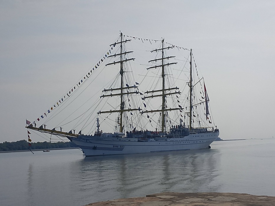 BERSANDAR: Kapal latih kebanggaan TNI Angkatan Laut, KRI Bima Suci, tiba dan sandar di Pelabuhan Ujung Baru Belawan, Minggu (5/4/2026).