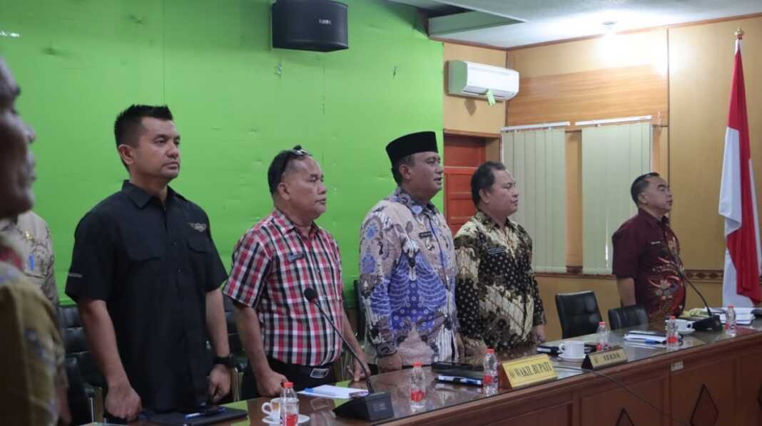 IKUTI MEETING: Bupati Dairi Vickner Sinaga, Wabup Wahyu Daniel Sagala dan pimpinan OPD saat mengikuti Entry Meeting LKPD TA 2025 bersama BPK RI.(istimewa).