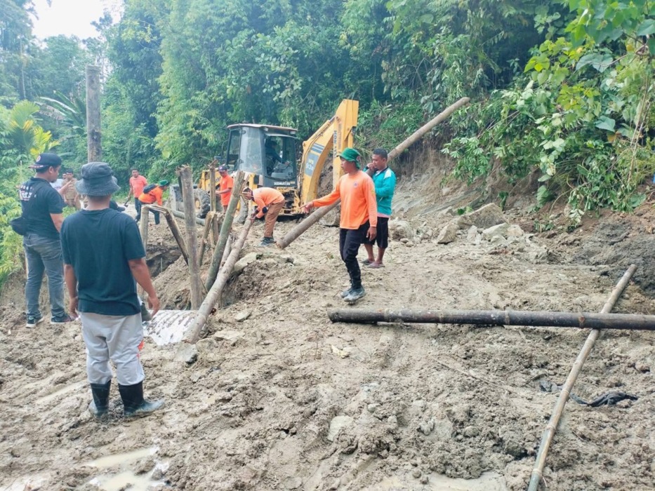 DIPERBAIKI: Dinas PUTR dan BPBD Dairi perbaiki badan jalan di Desa Jambur Indonesia, Kecamatan Siempat Nempu Hilir yang longsor menyebabkan akses lalu lintas sempat terputus.(istimewa).