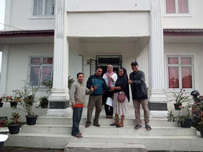 BERSAMA: Camat Bajenis Ari Miranda (kanan) bersama warga Saprida Yanti penerima bansos saat mediasi di Kantor Lurah Pelita, Minggu  (5/4). (Azan purba)/ sumutpos).