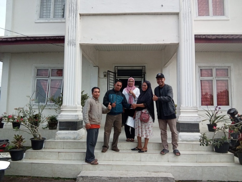 BERSAMA: Camat Bajenis Ari Miranda (kanan) bersama warga Saprida Yanti penerima bansos saat mediasi di Kantor Lurah Pelita, Minggu  (5/4). (Azan purba)/ sumutpos).