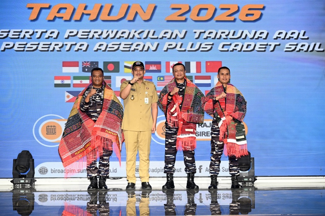 FOTO BERSAMA: Gubsu Bobby Nasution, foto bersama Perwakilan Satuan Tugas Kartika Jala Krida 2026, di Aula Raja Inal Siregar, Kantor Gubernur Sumut Jalan Diponegoro, Senin (6/4/2026).