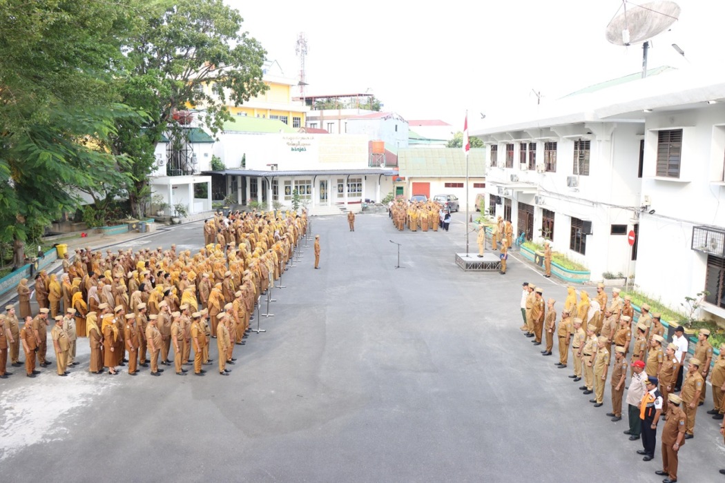 APEL: Apel gabungan Pemko Binjai yang dipimpin Sekda Chairin Simanjuntak.(Diskominfo Binjai/Sumut Pos)