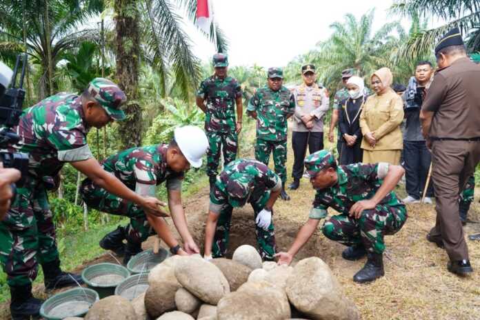 GROUND BREAKING: Pangdam I/BB, Mayjen TNI Hendy Antariksa saat menghadiri kegiatan ground breaking pembangunan jembatan perintis di Desa Bela Rakyat, Kecamatan Kuala, Kabupaten Langkat. Istimewa/Sumut Pos