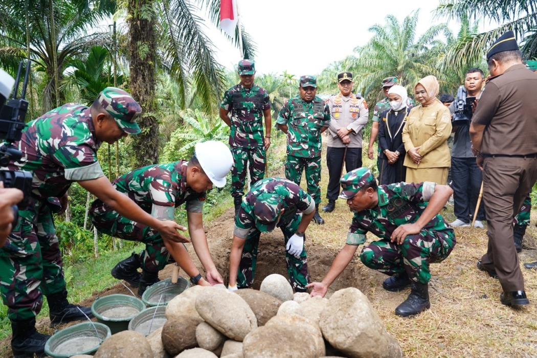 GROUND BREAKING: Pangdam I/BB, Mayjen TNI Hendy Antariksa saat menghadiri kegiatan ground breaking pembangunan jembatan perintis di Desa Bela Rakyat, Kecamatan Kuala, Kabupaten Langkat. Istimewa/Sumut Pos