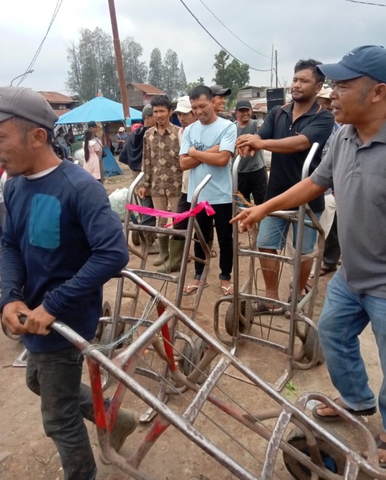 TOLAK: Para pedagang, pembeli dan pekerja menolak kebijakan Pemkab Karo menutup Pajak Roga.