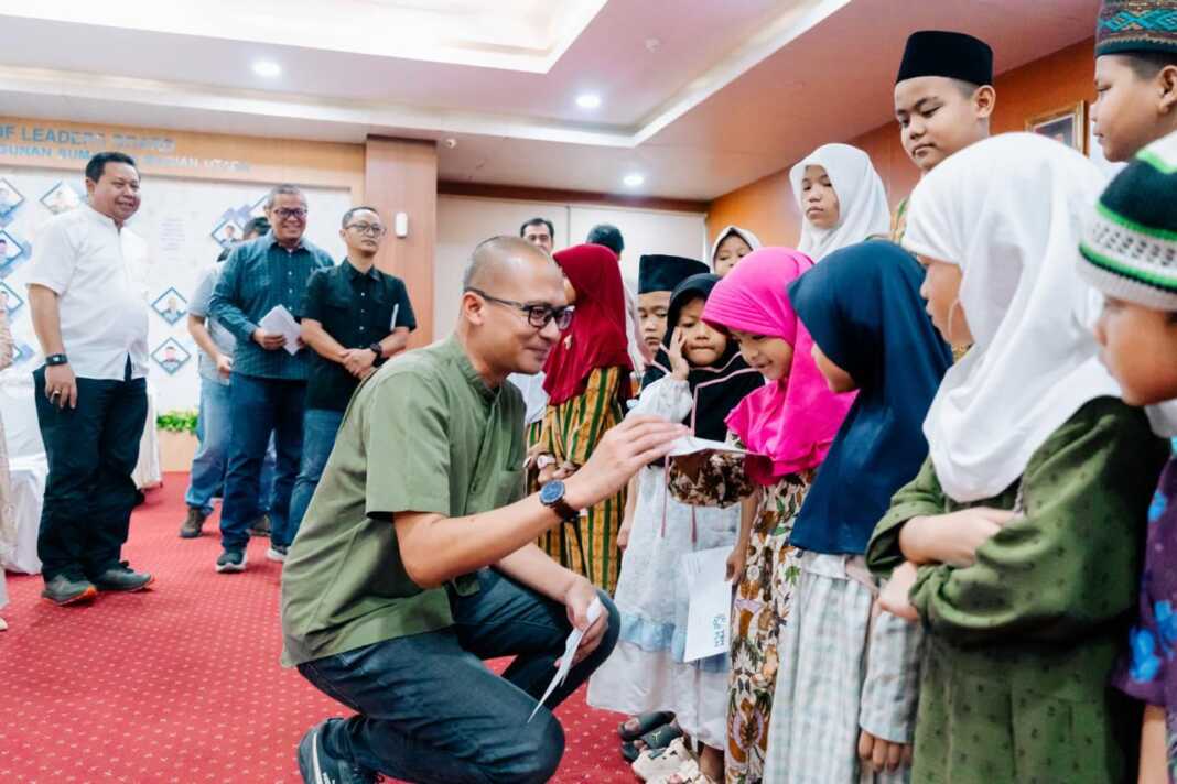 BERBAGI: PLN UIP SBU saat menyalurkan santunan kepada 20 orang anak yatim dhuafa dari Panti Asuhan Al-Marhamah Medan sebagai bentuk kepedulian sosial perusahaan.