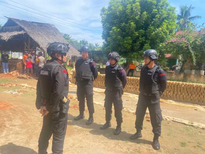 AMANKAN MORTIR: Tim Brimob Polda Sumut melakukan prosesi mengamankan lokasi penemuan mortir di Labuhanbatu, Minggu (5/4) (fajar)