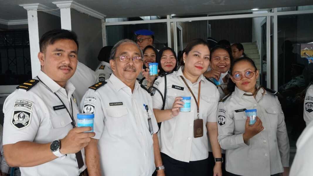 TES URINE: Pegawai Lapas Medan, melaksanakan tes urine dalam rangka deteksi dini penyalahgunaan narkoba. (Dok. Ist)