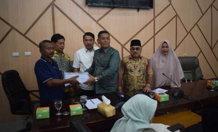 SERAHKAN: Penyerahan data 524 kepala keluarga (KK) untuk diajukan kembali melalui proses verifikasi ulang saat RDP, Selasa (7/4/2026).