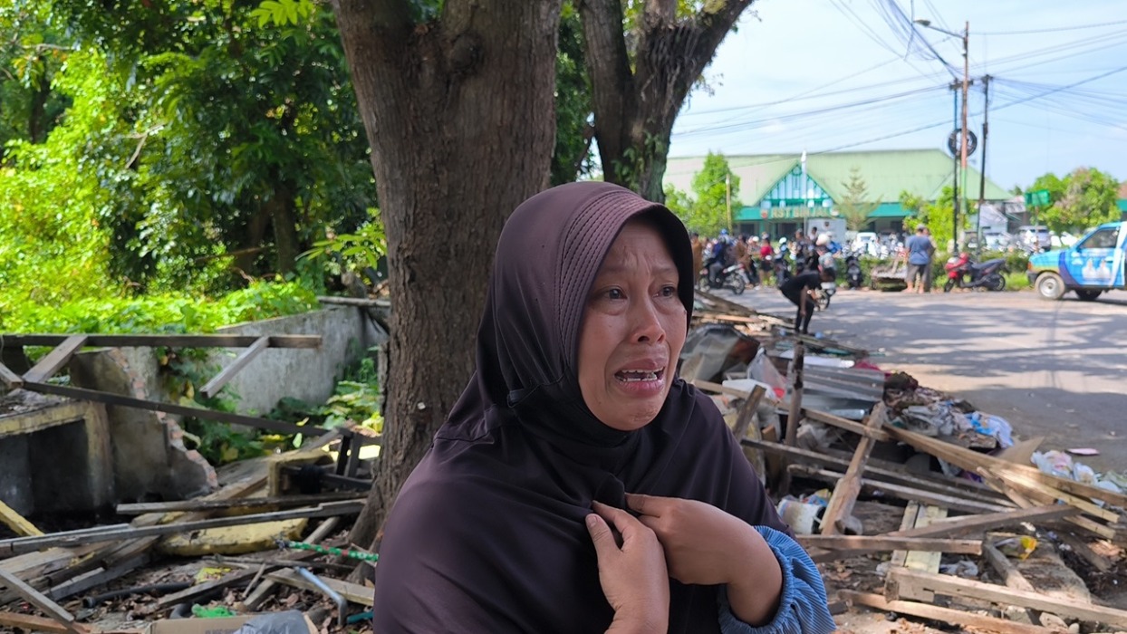 Pelaku UMKM yang buka warung pangkas, Devi saat diwawancarai.