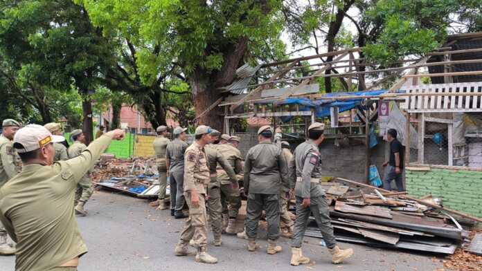 Satpol PP Kota Binjai saat menertibkan pedagang di depan RS Kesrem, Jalan Bandung, Kelurahan Rambungbarat, Binjai Selatan.