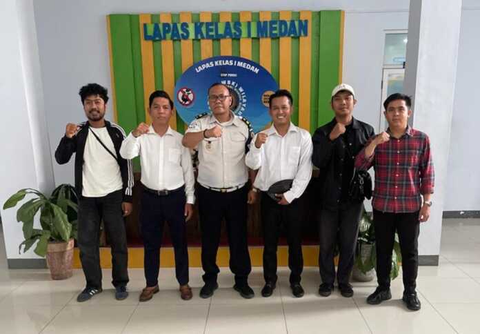 BERKUNJUNG: Tim AP Pulungan Law Office saat berkunjung ke Lapas Kelas 1 Medan. Istimewa/Sumut Pos