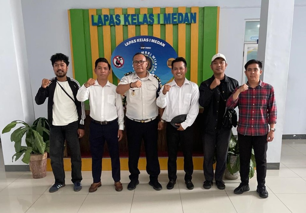 BERKUNJUNG: Tim AP Pulungan Law Office saat berkunjung ke Lapas Kelas 1 Medan. Istimewa/Sumut Pos