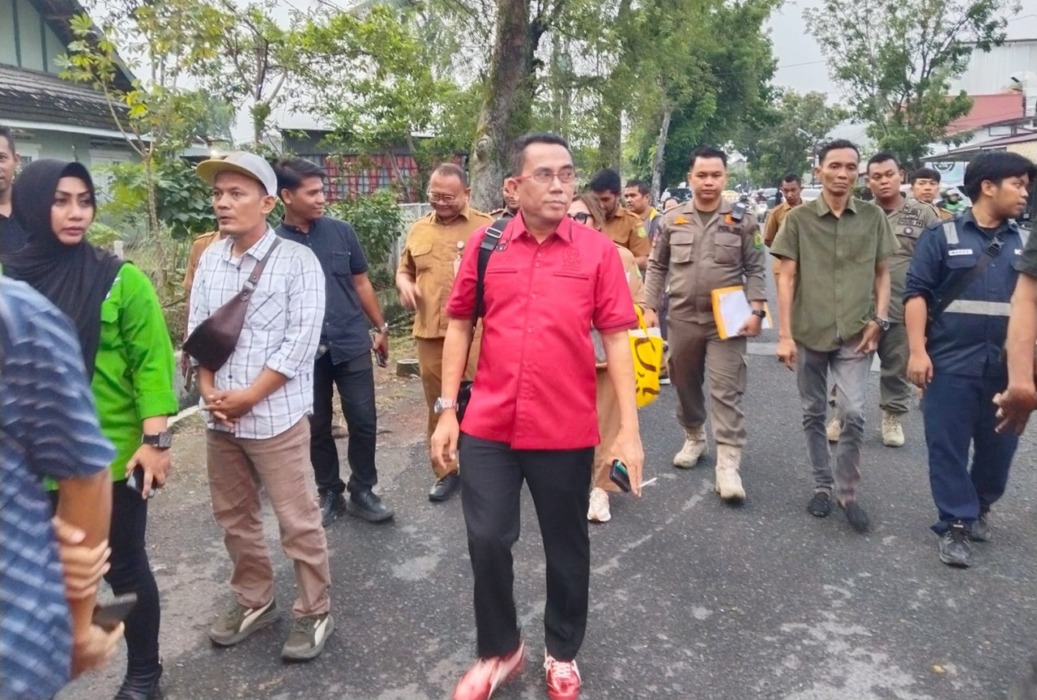 SIDAK: Ketua Komisi IV DPRD Medan, Paul Mei Anton Simanjuntak, memimpin sidak ke pabrik PT Kilang Kecap Angsa di Jalan Bono, Medan Timur.