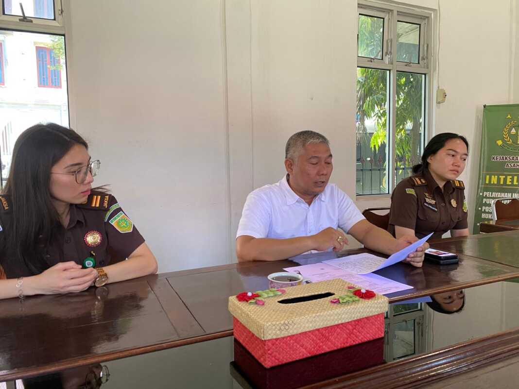 EKSEKUSI: Kasi Intel Kejaksaan Negeri Asahan Heriyanto Manurung didampingi Jaksa Penuntut Umum membacakan berita acara eksekusi, Selasa (7/4).