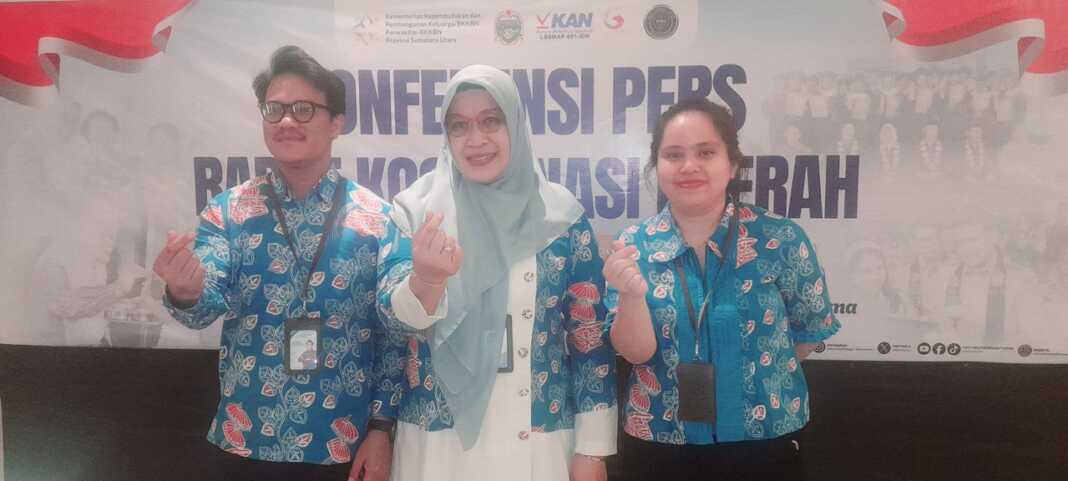 KONFERENSI PERS: Kepala Perwakilan BKKBN Sumut, Dr Fatmawati bersama lainnya usai konferensi pers bersama sejumlah wartawan, di Hotel Emerald Garden Medan, Selasa (7/4). (Dewi Syahruni Lubis/Sumut Pos)