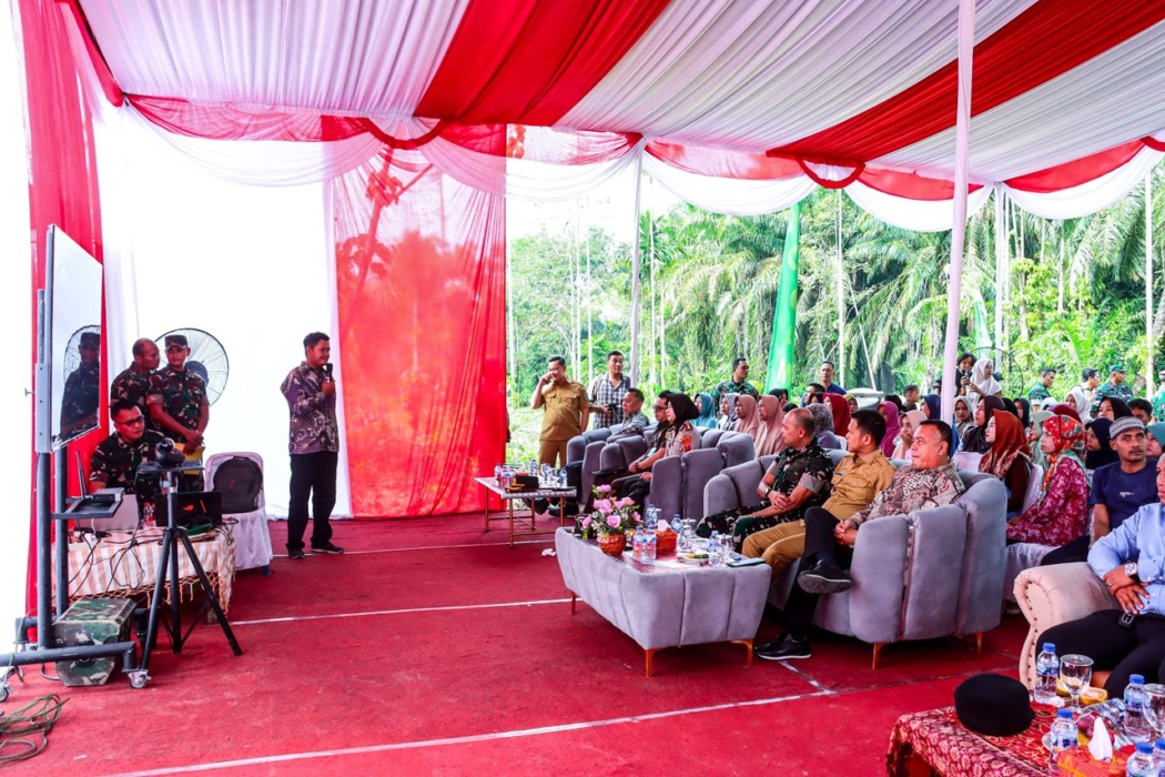 GROUND BREAKING: Kapolres Tebingtinggi bersama unsur Forkopimda dan tamu undangan mengikuti kegiatan peletakan batu pertama (ground breaking) pembangunan Jembatan Armco di Dusun II, Desa Korajim, Kecamatan Dolok Merawan, Kabupaten Sergai, Senin (6/4) (Azan purba / SumutPos)