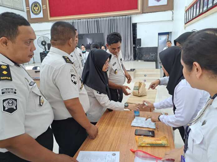 Pegawai Lapas Binjai TES URINE: Jajaran pegawai Lapas Binjai saat menjalani tes urine dalam rangka HBP ke-62.(Istimewa/Sumut Pos)