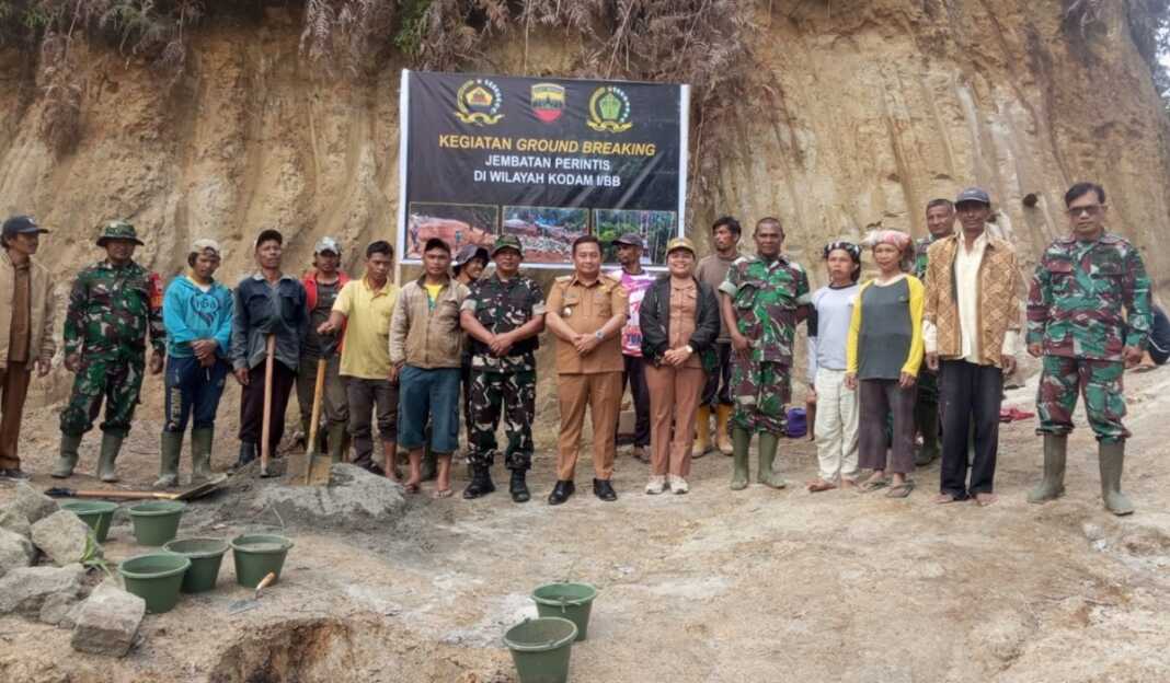 DIABADIKAN: Camat Sumbul Rinto Hutauruk, Danramil 01 Sumbul Kapt MD Lumbantoruan dan lainya, diabadikan saat peletakan batu pertama pembangunan jembatan perintis di 2 Desa, Senin (6/4).(istimewa).