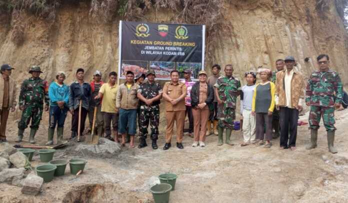 DIABADIKAN: Camat Sumbul Rinto Hutauruk, Danramil 01 Sumbul Kapt MD Lumbantoruan dan lainya, diabadikan saat peletakan batu pertama pembangunan jembatan perintis di 2 Desa, Senin (6/4).(istimewa).