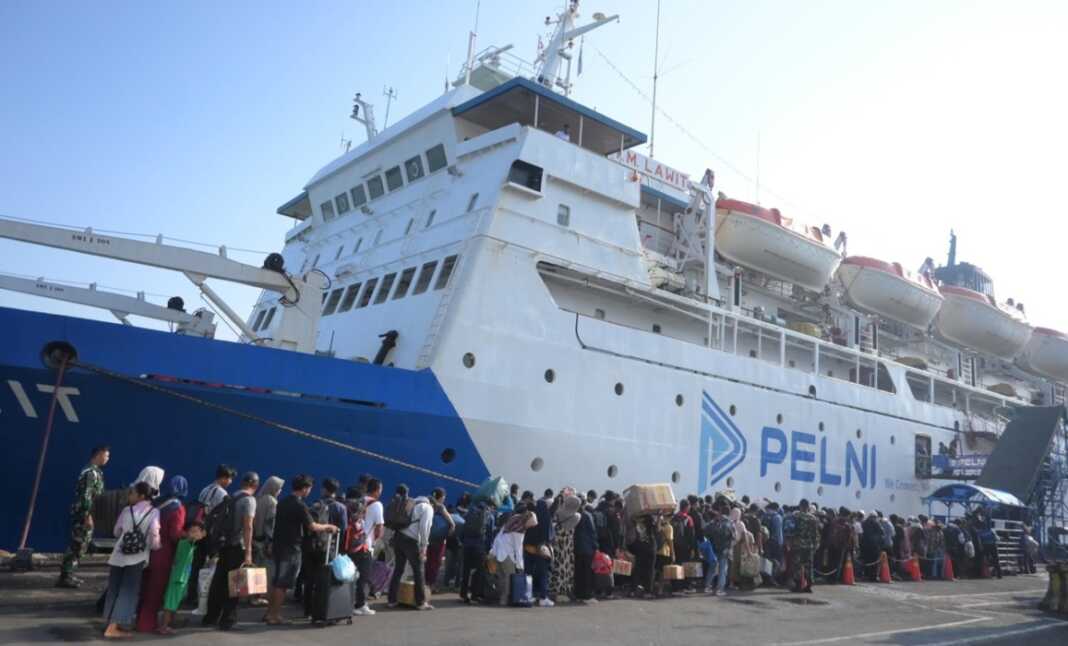 PADAT: Penumpang arus balik Indulfitri saat hendak berangkat menumpang kapal PT Pelayaran Nasional Indonesia atau PT PELNI (Persero).  Penjualan tiket diskon yang dibuka sejak 11 Februari 2026 untuk keberangkatan periode 11 Maret hingga 5 April 2026 ini telah resmi ditutup pada Jumat (3/4).