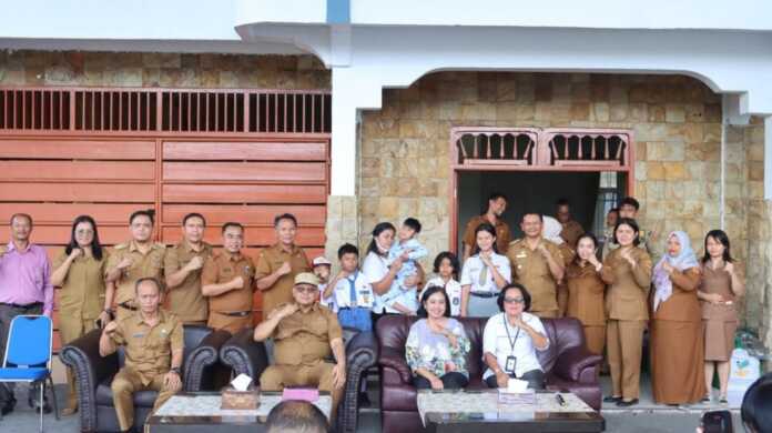 Bantuan Pemerintah SALURKAN: Bupati Dairi Vickner Sinaga menyalurkan bantuan kepada 63 PPKS Kluster Anak di Pendopo Bupati, Selasa (7/4). (istimewa).