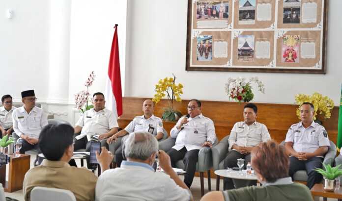 TEMU PERS: Temu pers bersama Dinas Pemberdayaan Masyarakat dan Desa, Kependudukan dan Catatan Sipil Pemprovsu bersama kepala dinas, Parlindungan Pane, di Kantor Gubernur Sumut, Rabu (8/4).