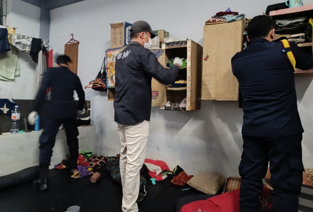 RAZIA: Razia gabungan di Lapas Binjai dalam rangka Hari Bakti Pemasyarakatan ke-62 tahun. (Istimewa/Sumut Pos)