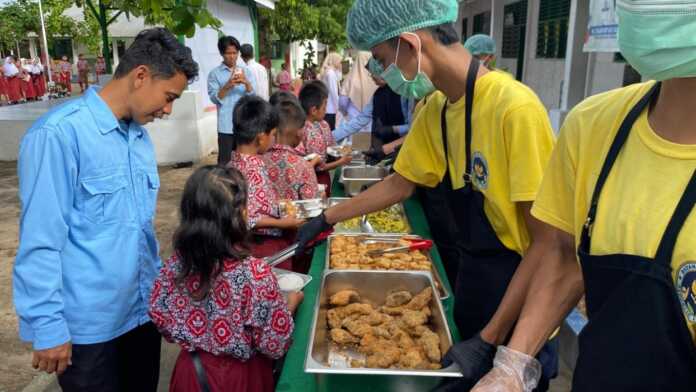 LAYANI : Petugas SPPG Firdaus I melayani siswa SDN 107967 Pelintahan saat pembagian MBG dengan sistem prasmanan, Rabu (8/4).( Fad ) LAYANI : Petugas SPPG Firdaus I melayani siswa SDN 107967 Pelintahan saat pembagian MBG dengan sistem prasmanan, Rabu (8/4).( Fad )