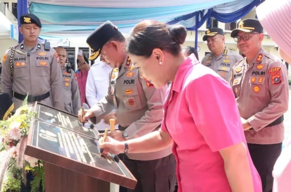 GANTI: Kapolda Sumut Irjen Pol Whisnu Hermawan Februanto menandatangani prasasti.