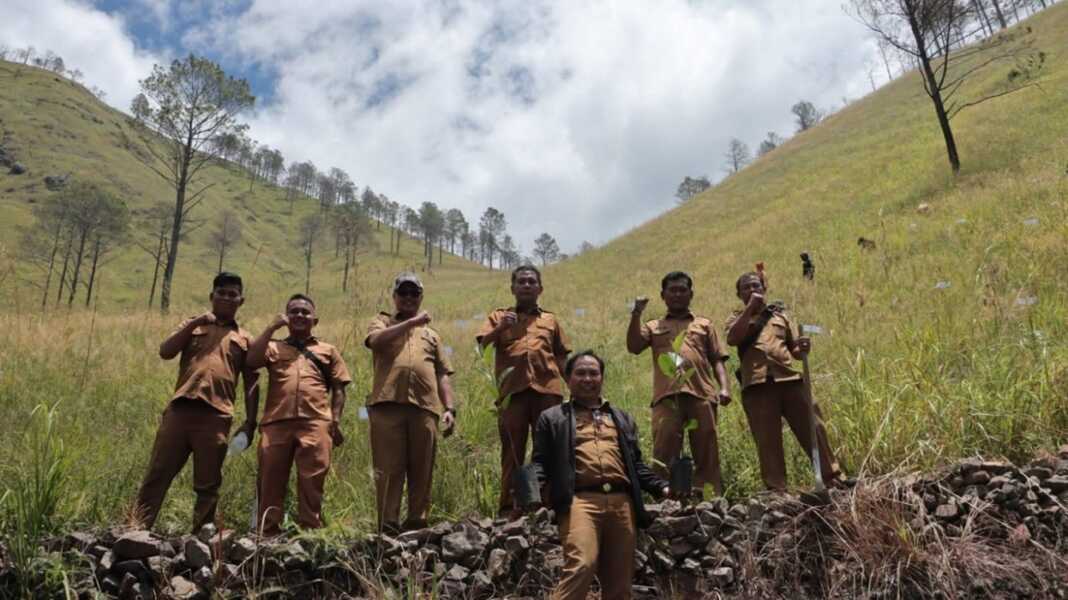 MONITORING: Asisten II Setda Dairi Junihardi Siregar pimpin monitoring dan evaluasi pohon yang ditanam dikawasan Pariwisata Danau Toba Silalahi, Kecamatan Silahisabungan. (istimewa).