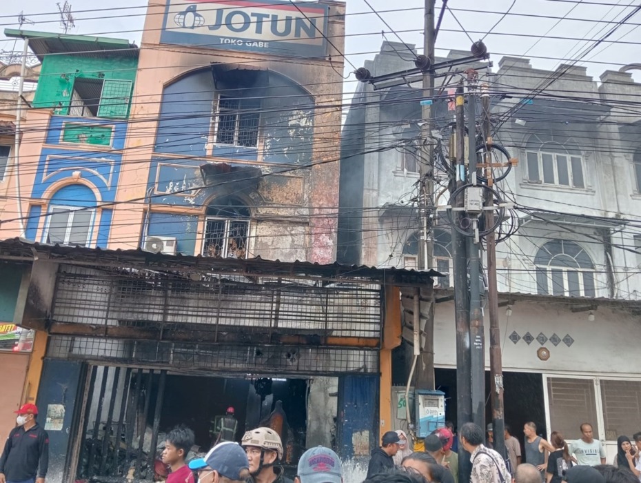 TERBAKAR: Sebuah rumah toko (ruko) berlantai tiga di Jalan Marelan Pasar 5, Kelurahan Rengas Pulau, Medan Marelan, yang mengalami kebakaran, Kamis (9/4/2026) siang. Peristiwa tragis ini menewaskan satu orang wanita serta menyebabkan dua lainnya mengalami luka-luka, dengan total kerugian ditaksir mencapai Rp1 miliar.
