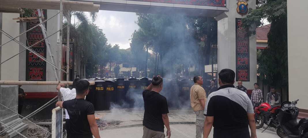 SIMULASI: Personel Polda Sumut saat melaksanakan Simulasi Sispam Mako, di Mapolda Sumut. (Dewi Syahruni Lubis/Sumut Pos)