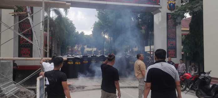Polda Sumut Gelar Simulasi (1) SIMULASI: Personel Polda Sumut saat melaksanakan Simulasi Sispam Mako, di Mapolda Sumut. (Dewi Syahruni Lubis/Sumut Pos)