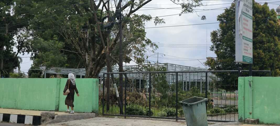 KAFE: Bangunan rencana kafe sudah terpacak tiang tak berizin di balik gerbang dilakukan tilang oleh Dinas Perkim Binjai. (Teddy Akbari/Sumut Pos)