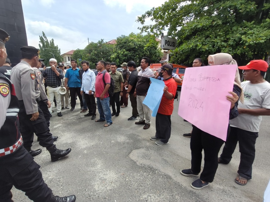 UNJUK RASA: Aksi unjuk rasa Tebingtinggi Bergerak di depan Mapolres Tebing Tinggi menuntut pengusutan dugaan penyalahgunaan anggaran di Bappeda Tebingtinggi, (9/4)// Azan purba / sumut pos.