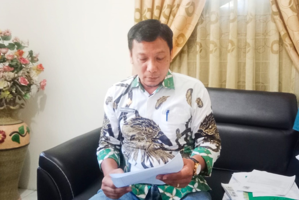 DITEMUI: Kepala Dinas Perkimtan Kota Tebingtinggi, Viktor Agus Timbul Nainggolan, saat ditemui di ruang kerjanya di Jalan Gunung Leuser, Kota Tebingtinggi (9/4). (Azan Purba/Sumut Pos)